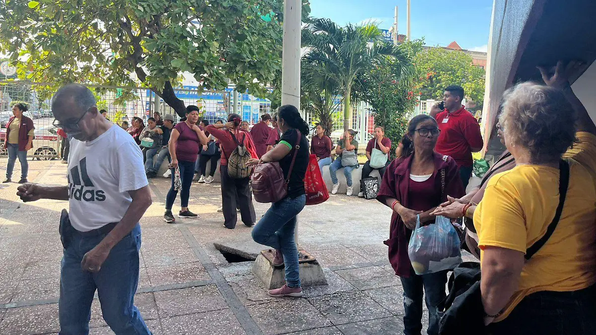 Trabajadores de LEIH abandonan Hospital de Alta Especialidad de Veracruz y Pediátrico