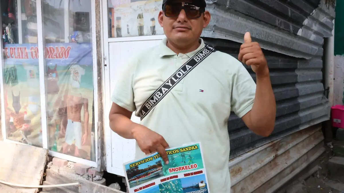 Julio César Borquez ofrece paseos en lancha