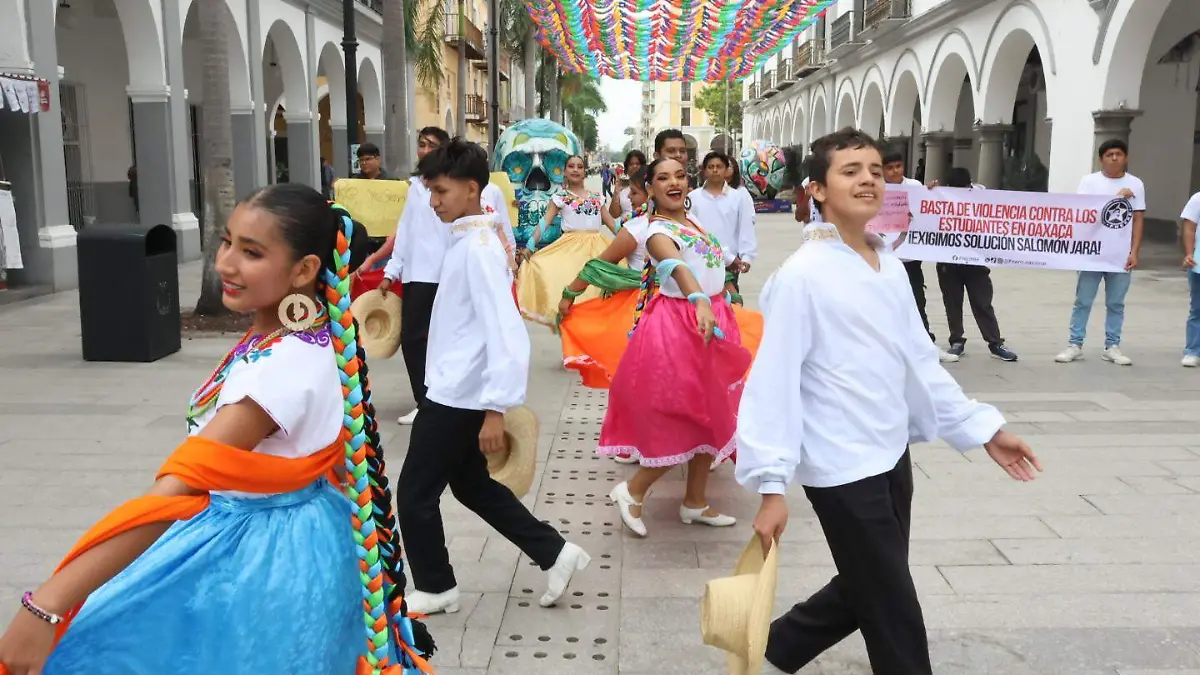 Manifestación de estudiantes en el Zócalo de Veracruz en apoyo a sus compañeros oaxaqueños