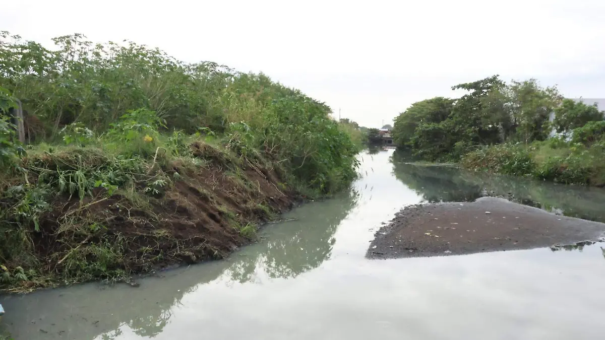 Canal de la Zamorana presenta cumulos de arena lo cual impide el libre flujo de agua