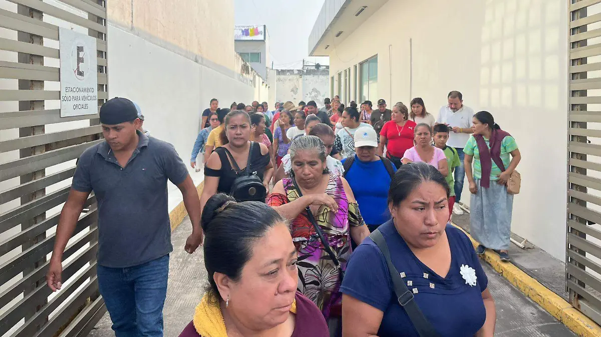 Vecinos de la colonia Ana Carreto se manifiestan contra CFE 