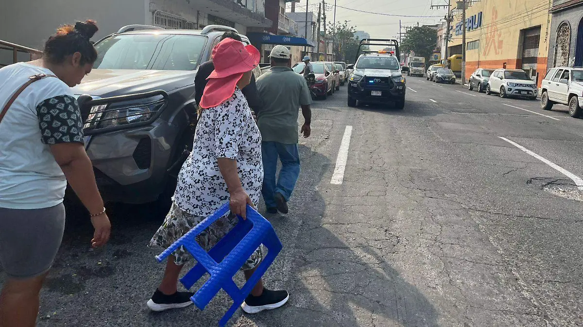 Vecinos de la colonia Ana Carreto se manifiestan contra CFE 