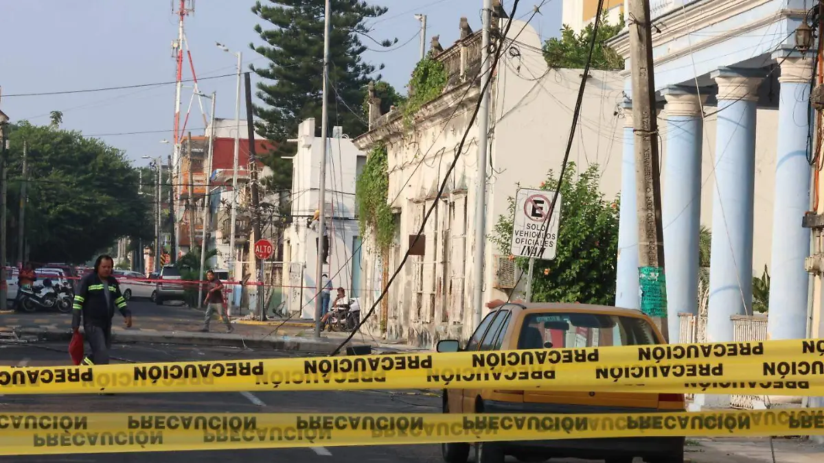 Postes de energía electrica y telefonia fueron tirados por camión en el centro histórico de Veracruz 