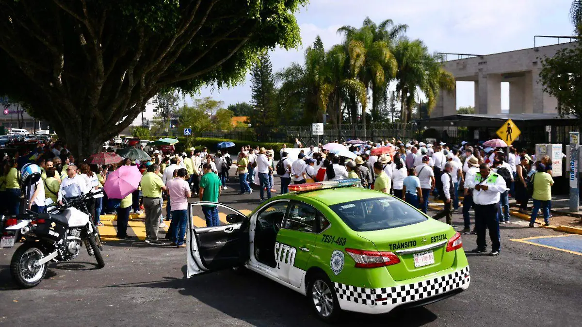 Integrantes de sindicatos llegaron al Congreso local