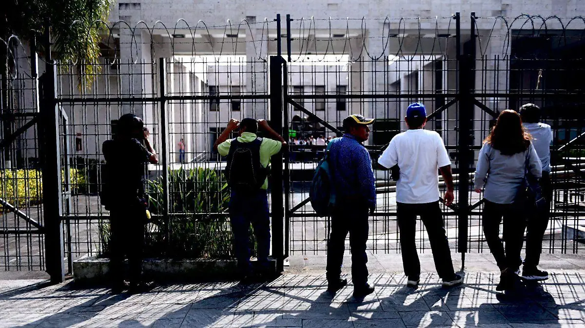 Integrantes de sindicatos llegaron al Congreso local