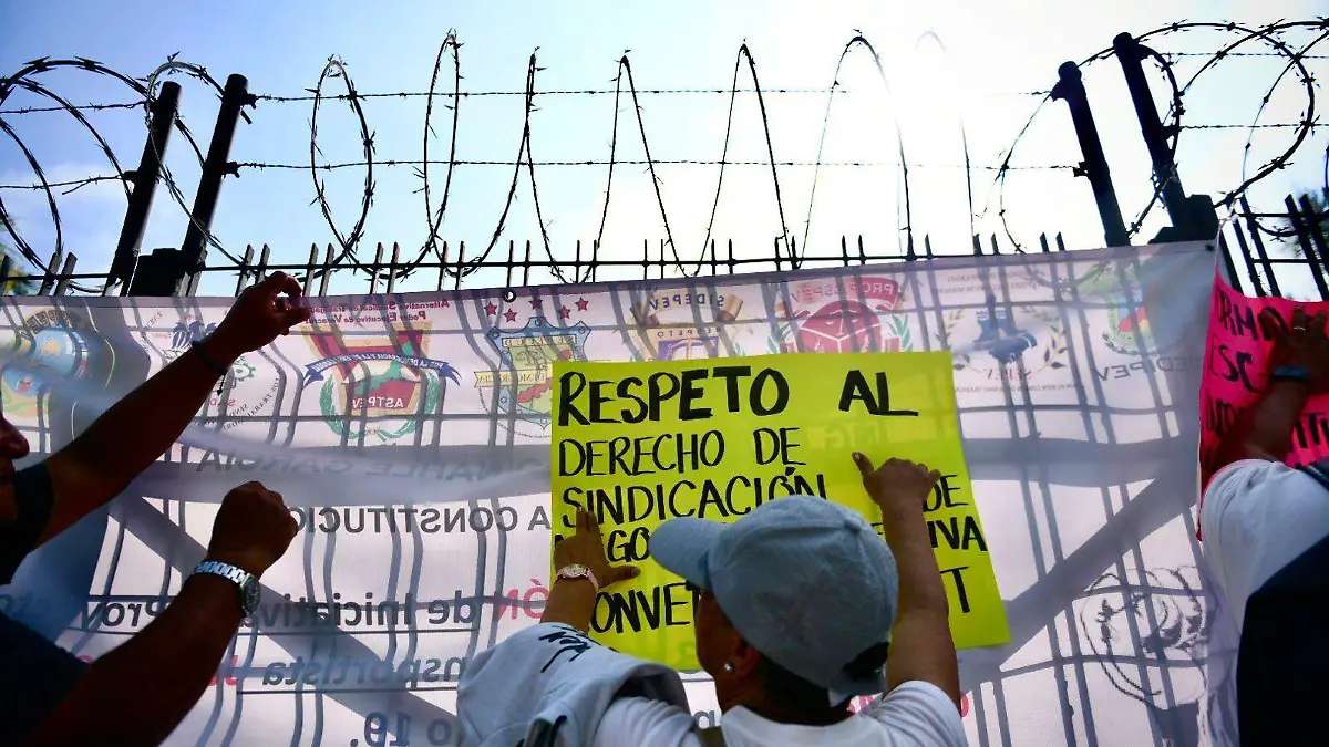 Integrantes de sindicatos llegaron al Congreso local
