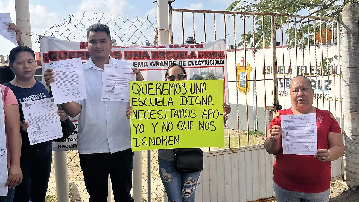 Padres de familia de la escuela secundaria "Veracruz " se manifiestan 