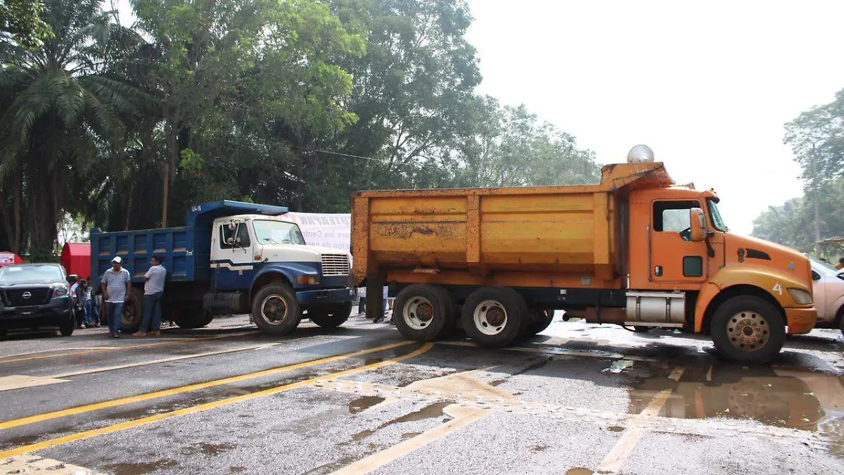 Antorchistas exigen reparación de caminos