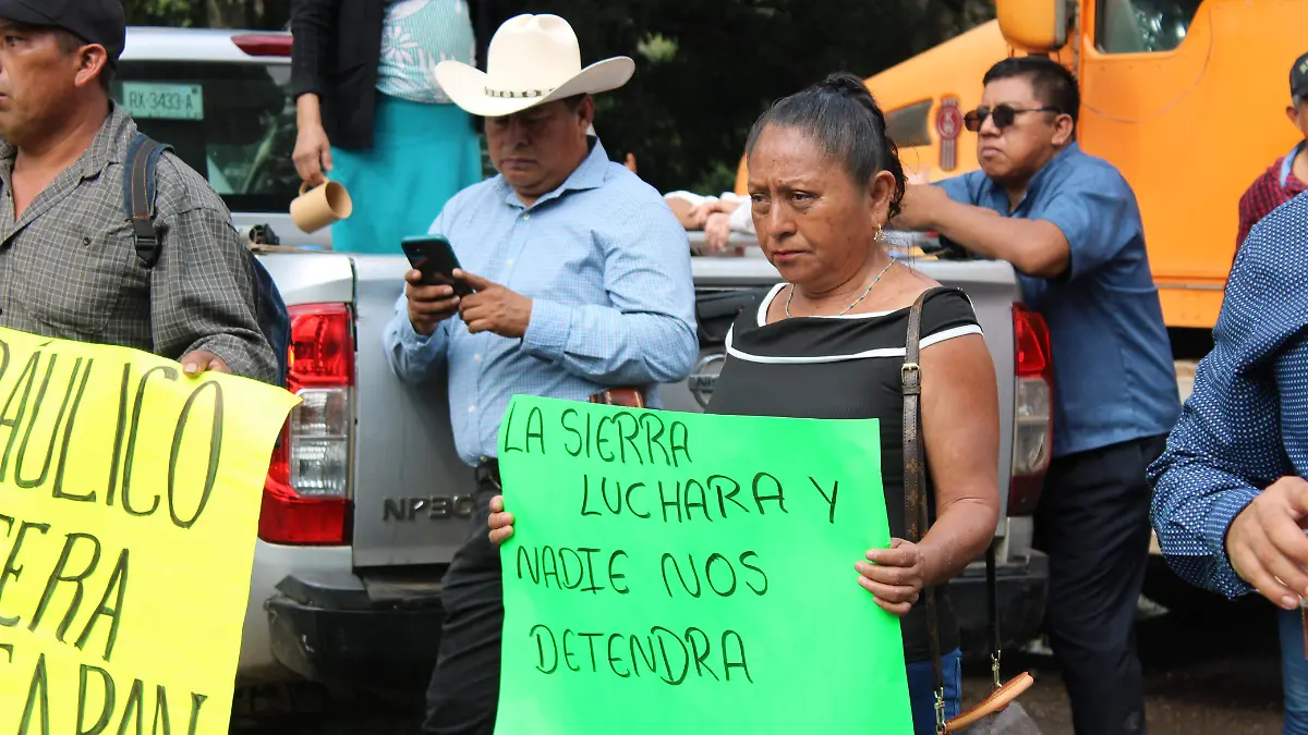 Antorchistas exigen reparación de caminos
