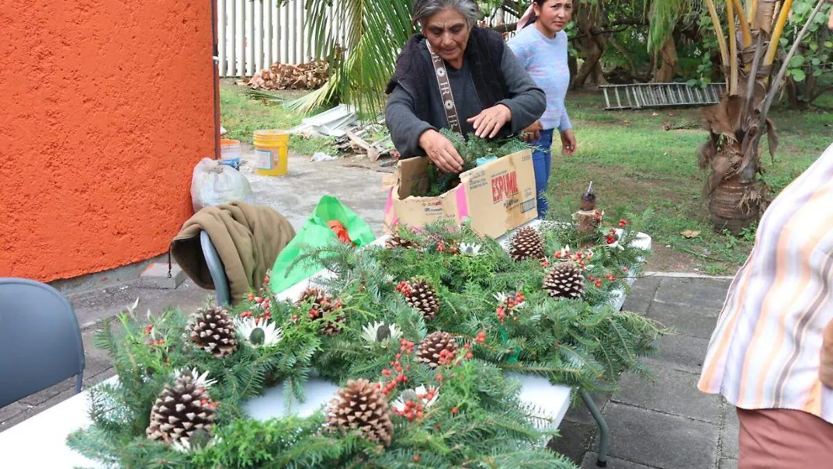 Mujeres de Perote realizan venta de coronas y árboles navideños en Boca del Río 