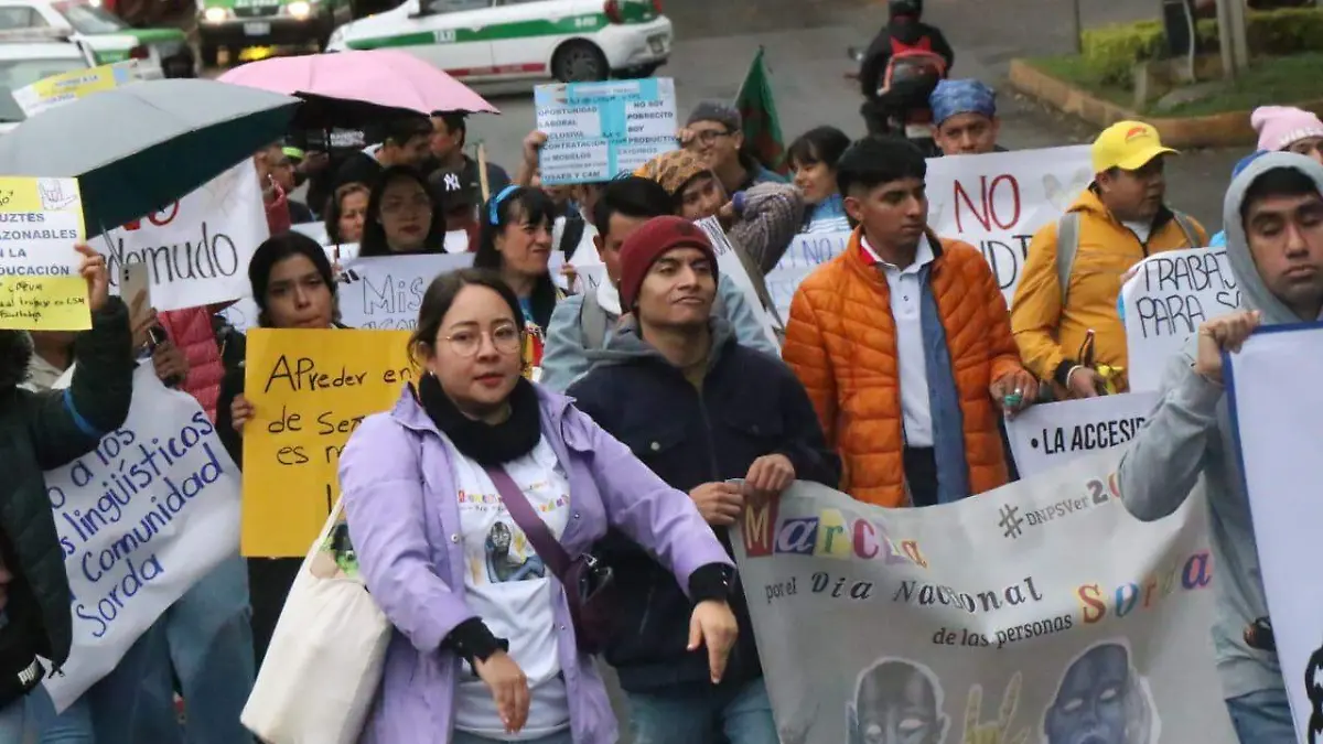 Comunidad sorda de Xalapa marcha por primera vez 