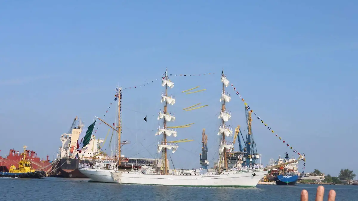 El Buque Escuela Cuauhtémoc zarpa de Veracruz entre aplausos y emociones