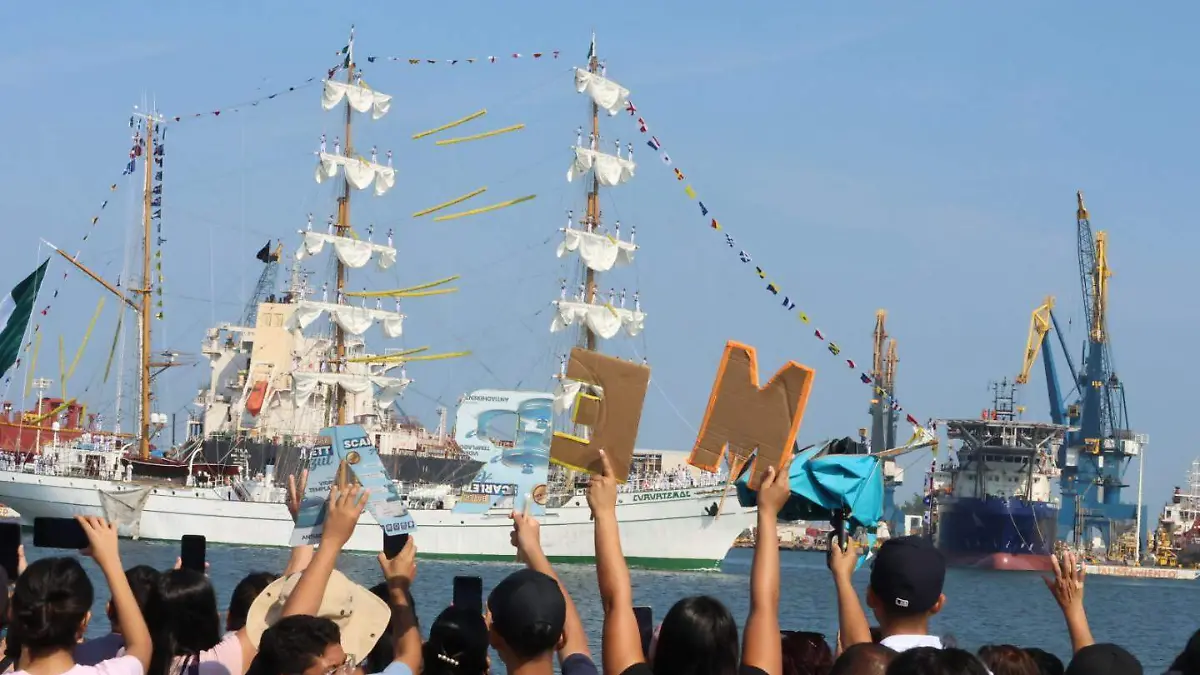 El Buque Escuela Cuauhtémoc zarpa de Veracruz entre aplausos y emociones