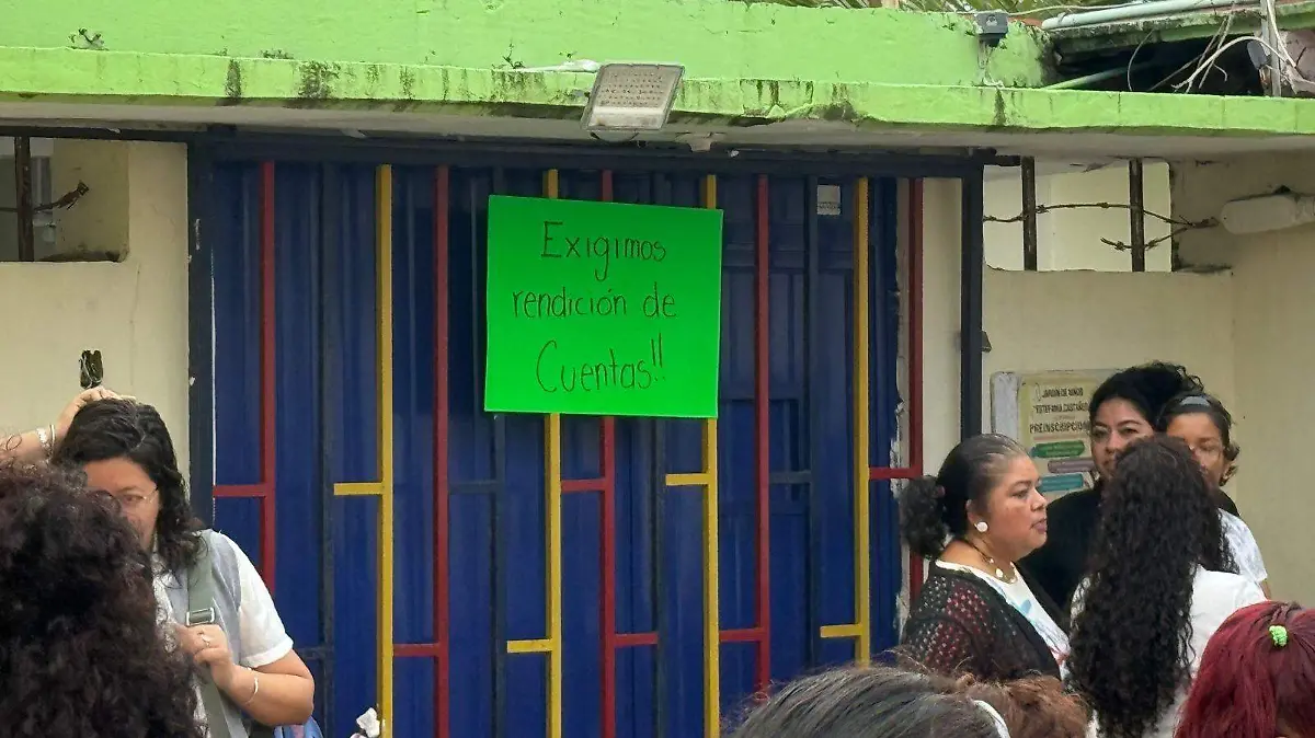 Padres de familia toman jardín de niños por presunto desfalco