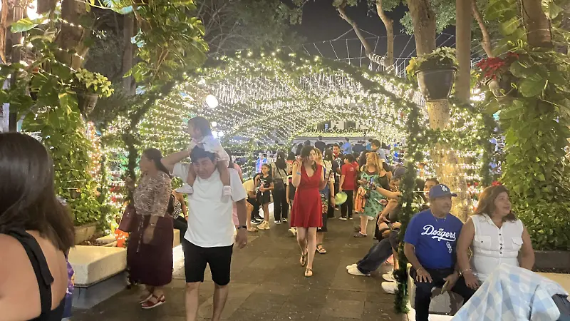 Iluminan el zócalo de Veracruz