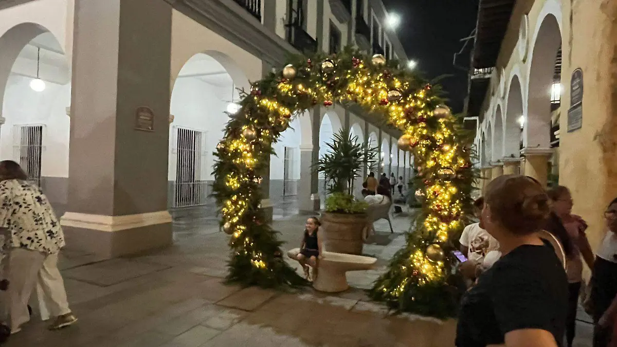 Iluminan el zócalo de Veracruz