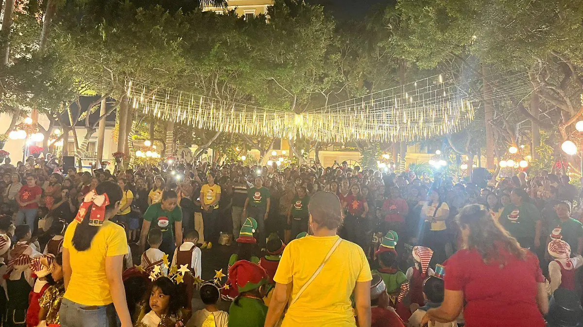 Iluminan el zócalo de Veracruz