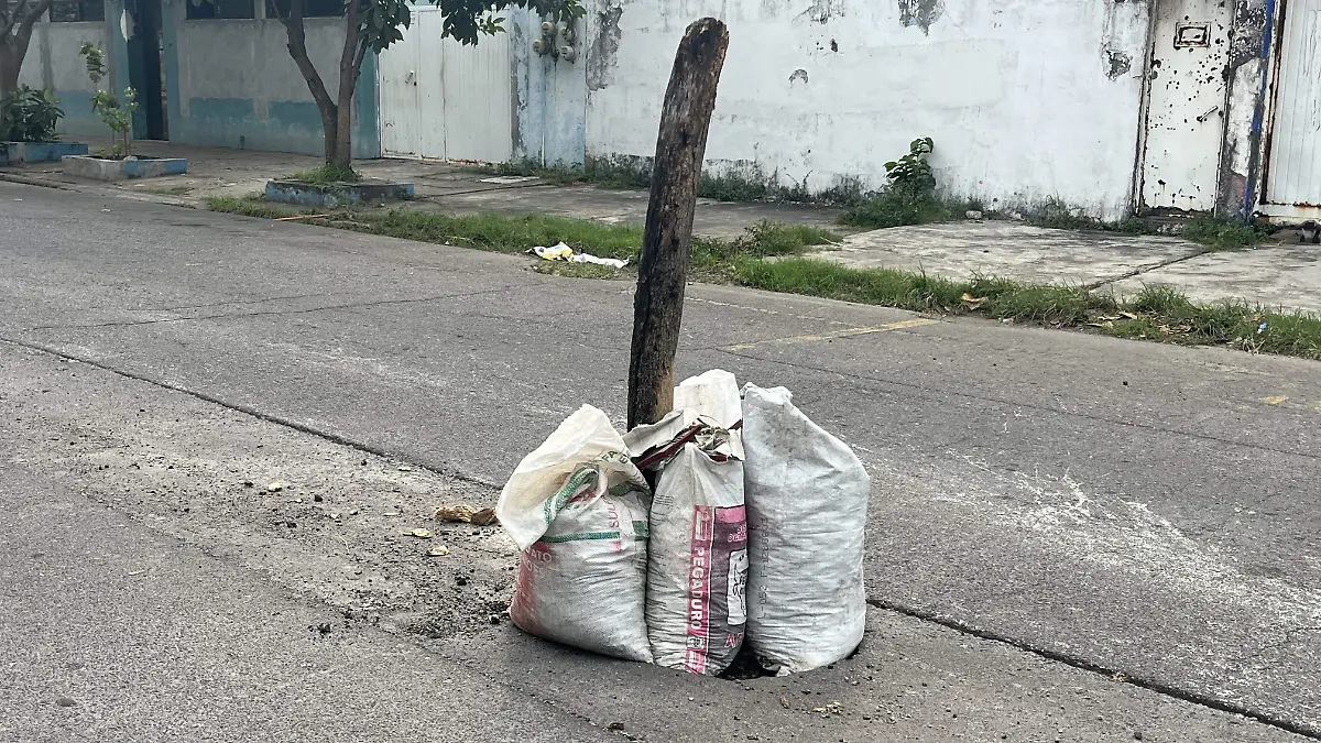 Con palos y piedras vecinos alertan por socavón 