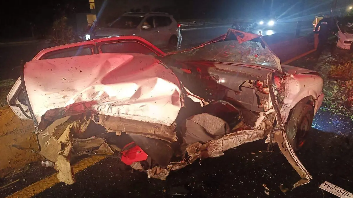 Auto choca contra luminaria en carretera Xalapa-Veracruz y queda partido a la mitad