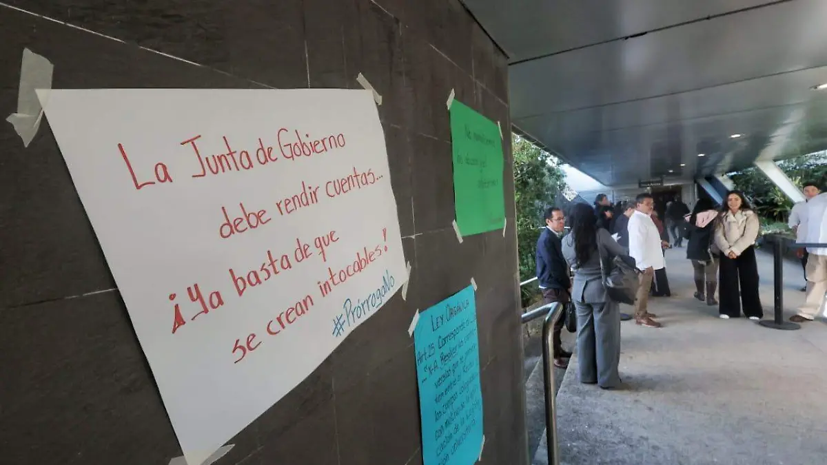 Académicos y estudiantes protestó afuera de la Sala Tlaqná del Campus para la Cultura, las Artes y el Deporte