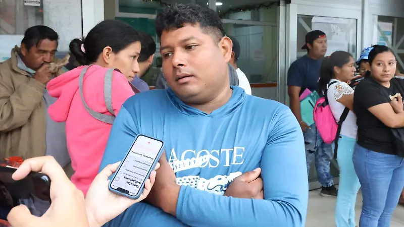 En la intemperie familiares de pacientes del hospital infantil de Veracruz 