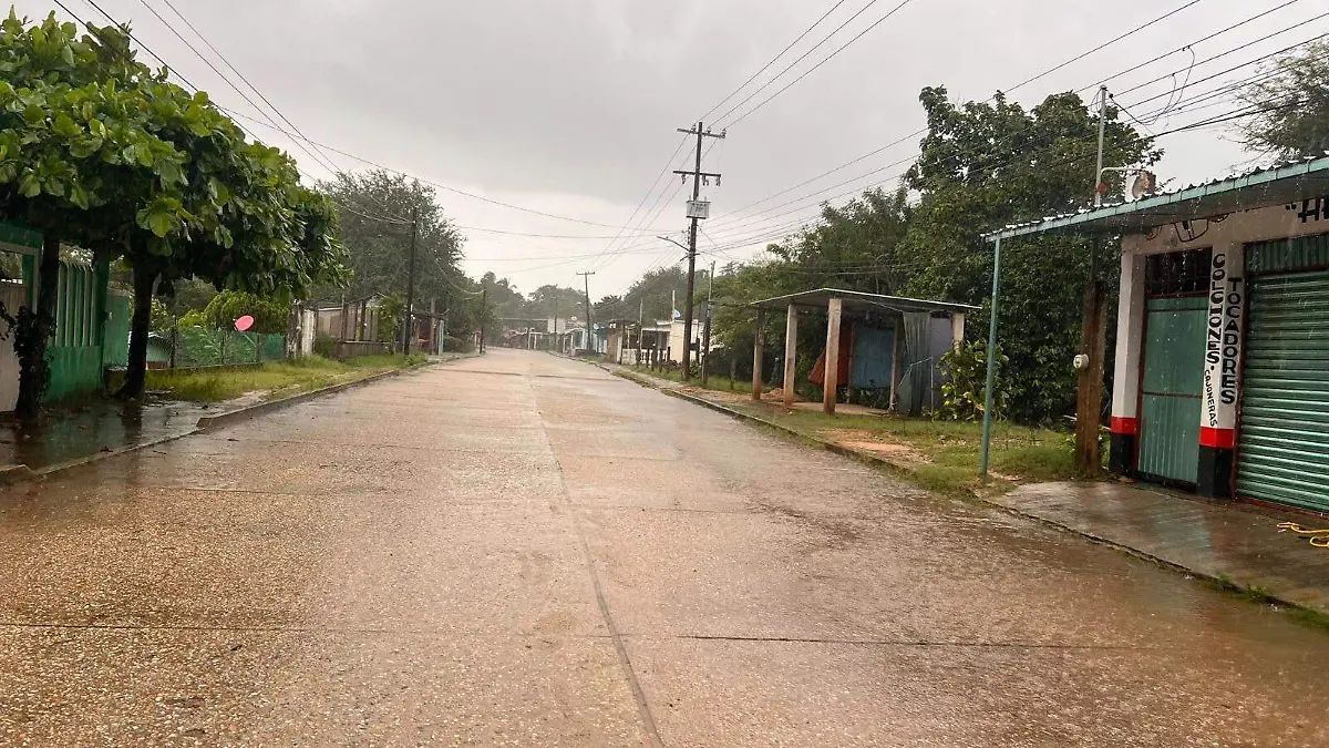 Socavón en Oteapan provoca colapso de una bodega