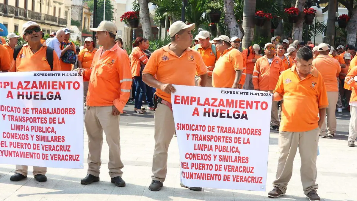 Trabajadores de limpia pública se manifiestan en el palacio municipal de Veracruz