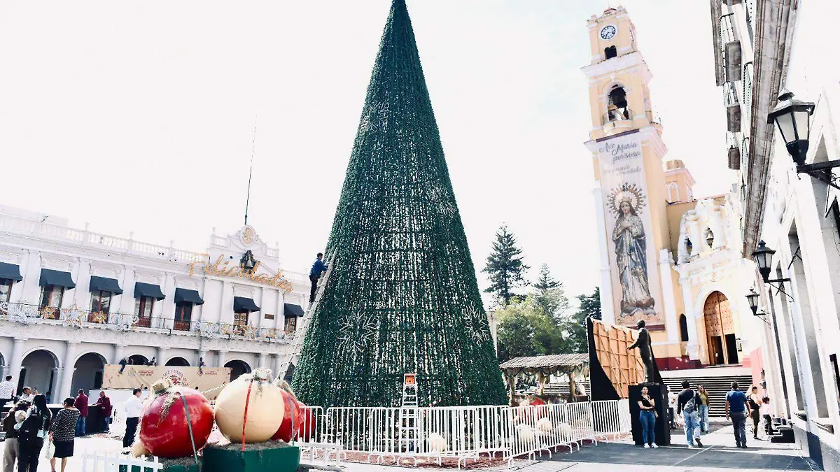 Cierran carril en calle Enríquez de Xalapa por preparativos de Desfile Navideño