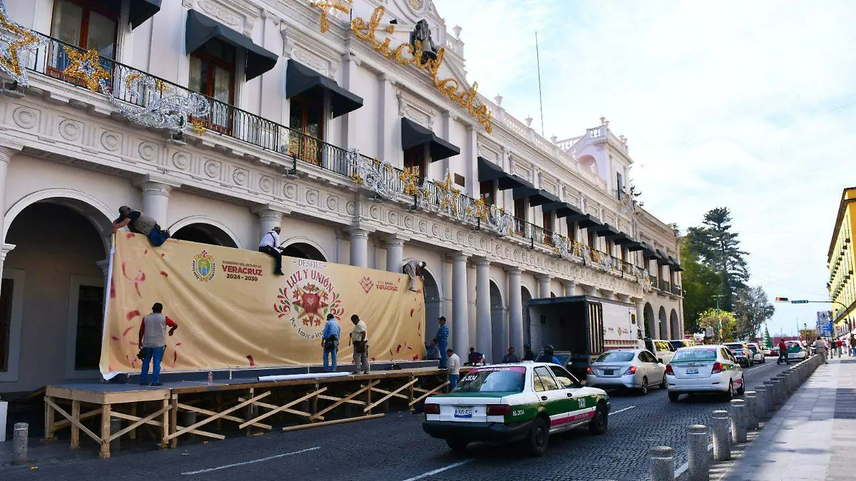 Cierran carril en calle Enríquez de Xalapa por preparativos de Desfile Navideño