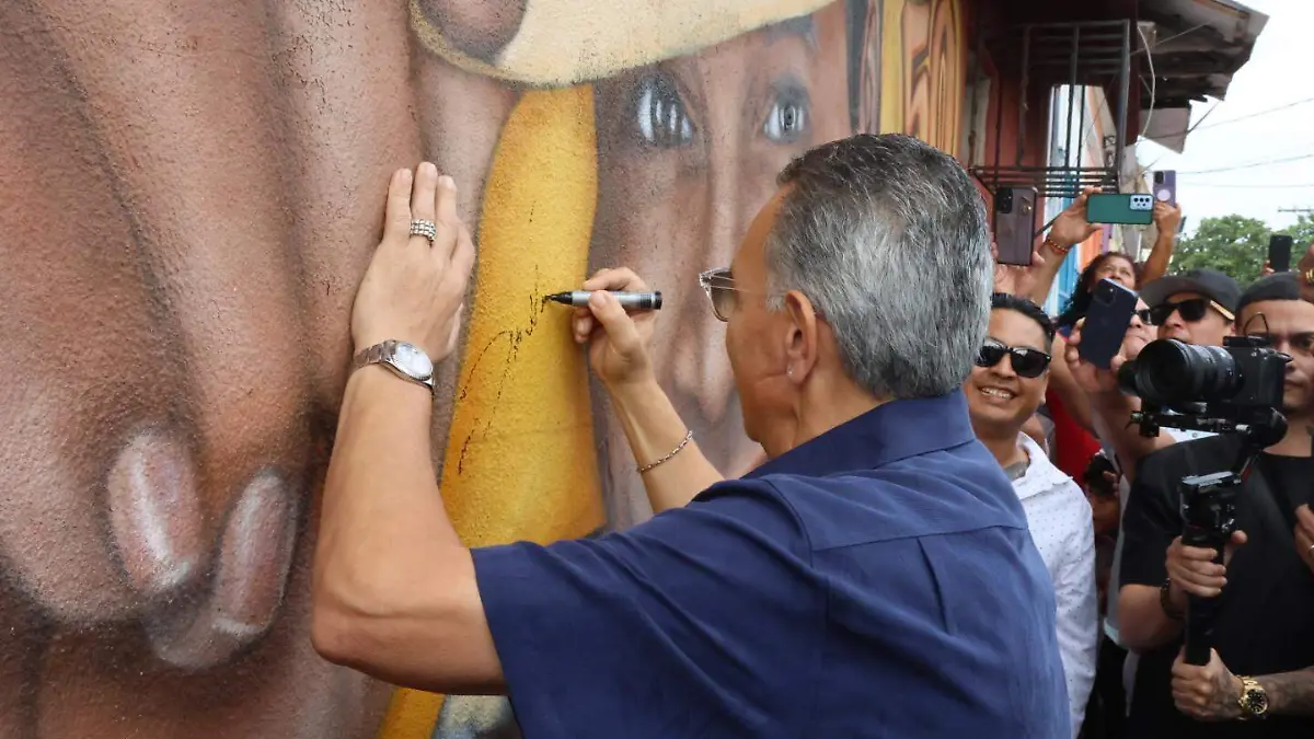 Tito Nieves firma mural