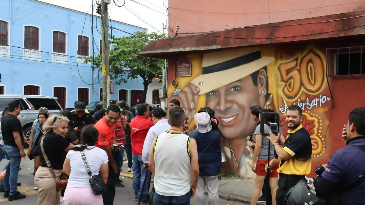 Tito Nieves firma el mural en la huaca
