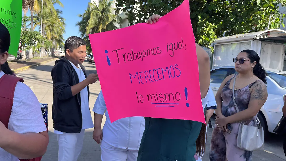 Trabajadores del IMSS-Bienestar bloquean avenida en Veracruz 