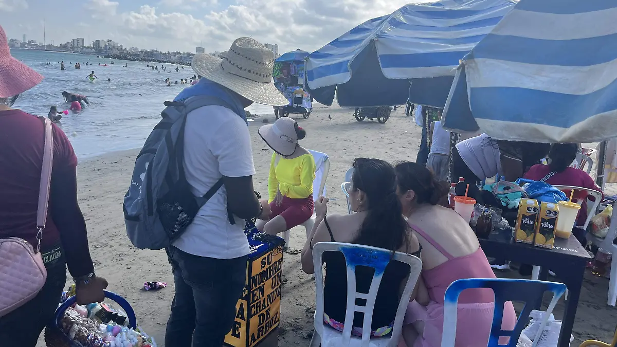 Previo a la nochebuena disfrutan de la playa 