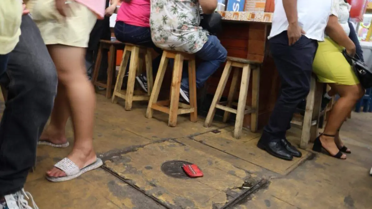 comerciantes de la zona de mercados en el puerto de Veracruz, preservan la tradición del Día de los Inocentes