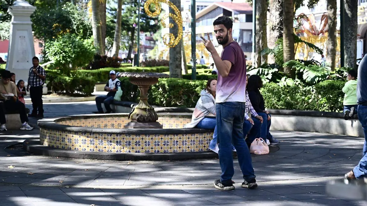 xalapeños caen en la broma de la cartera en el parque Juárez