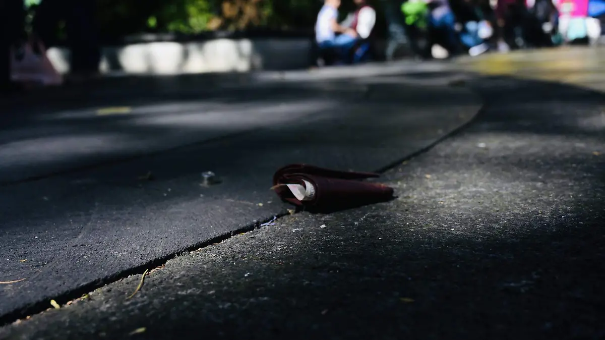 xalapeños caen en la broma de la cartera en el parque Juárez