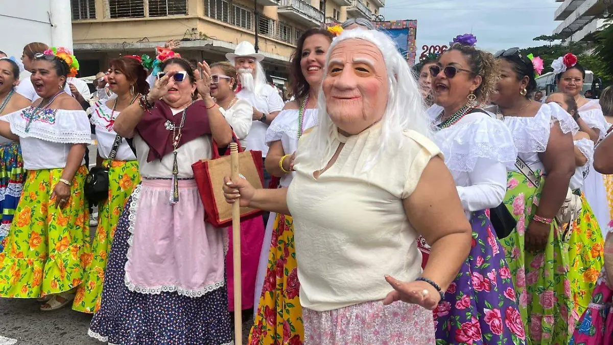 Desfile “Despide el Año Viejo” llena de música y tradición las calles del puerto de Veracruz