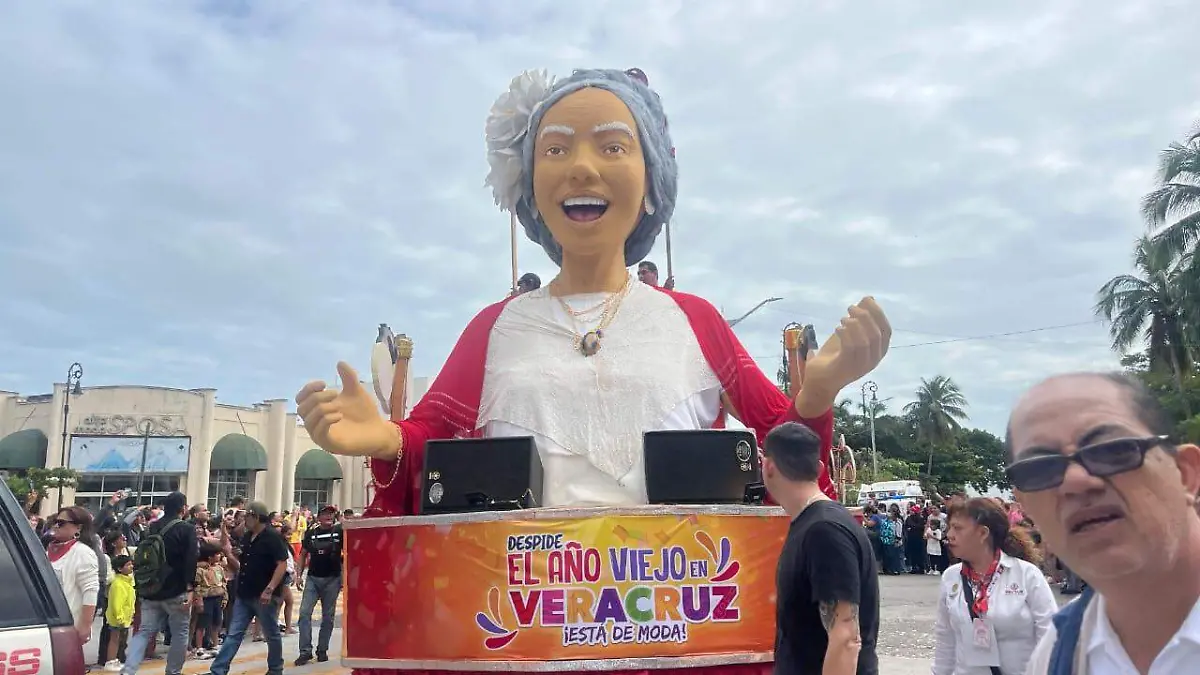 Desfile “Despide el Año Viejo” llena de música y tradición las calles del puerto de Veracruz