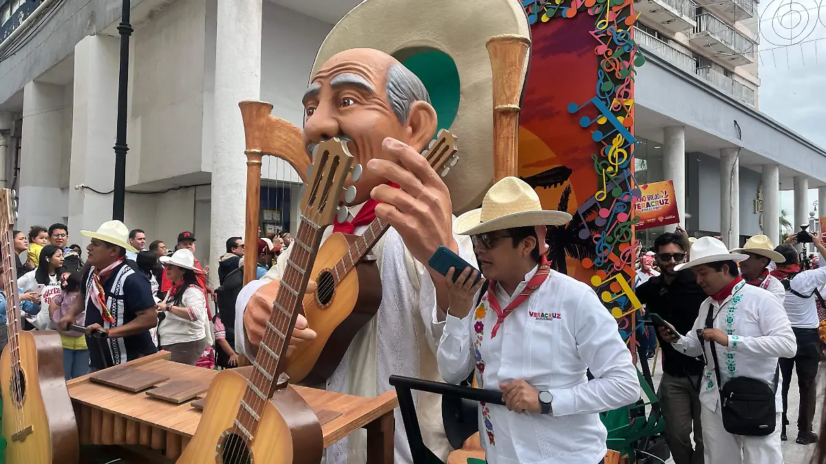 Desfile “Despide el Año Viejo” llena de música y tradición las calles del puerto de Veracruz