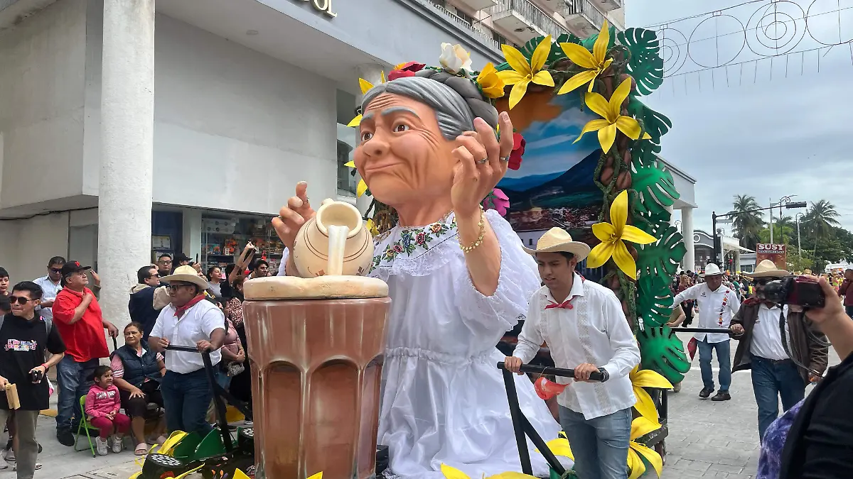 Desfile “Despide el Año Viejo” llena de música y tradición las calles del puerto de Veracruz