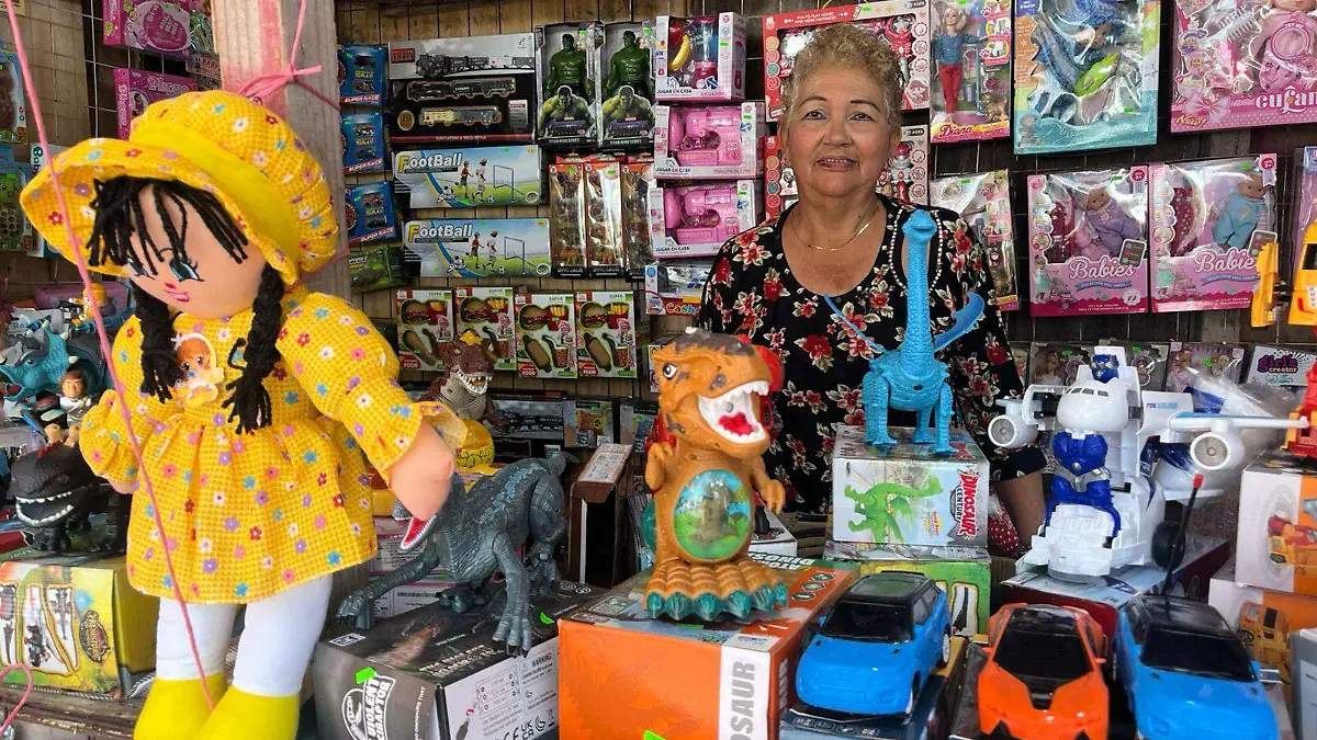 María de los Ángeles Diaz vendedora de juguetes