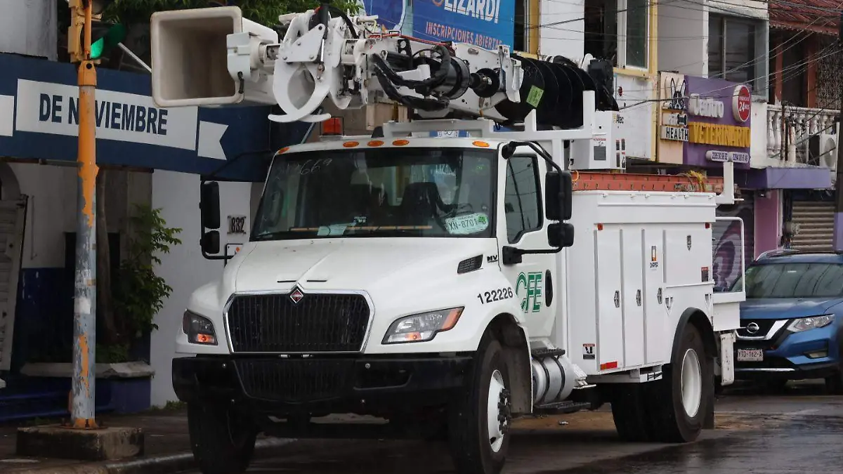 CFE reparando cables