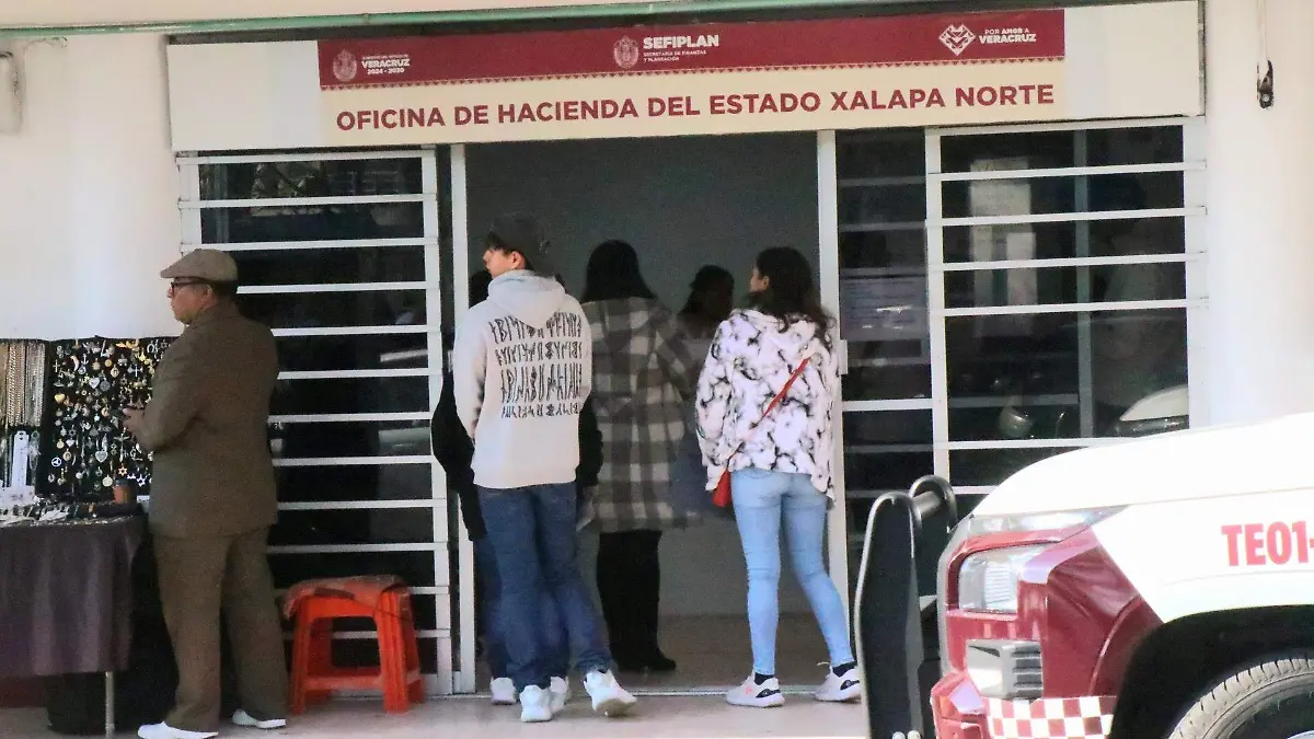 Xalapeños deben hacer largas filas y perder varias horas para reemplacar sus vehículos 