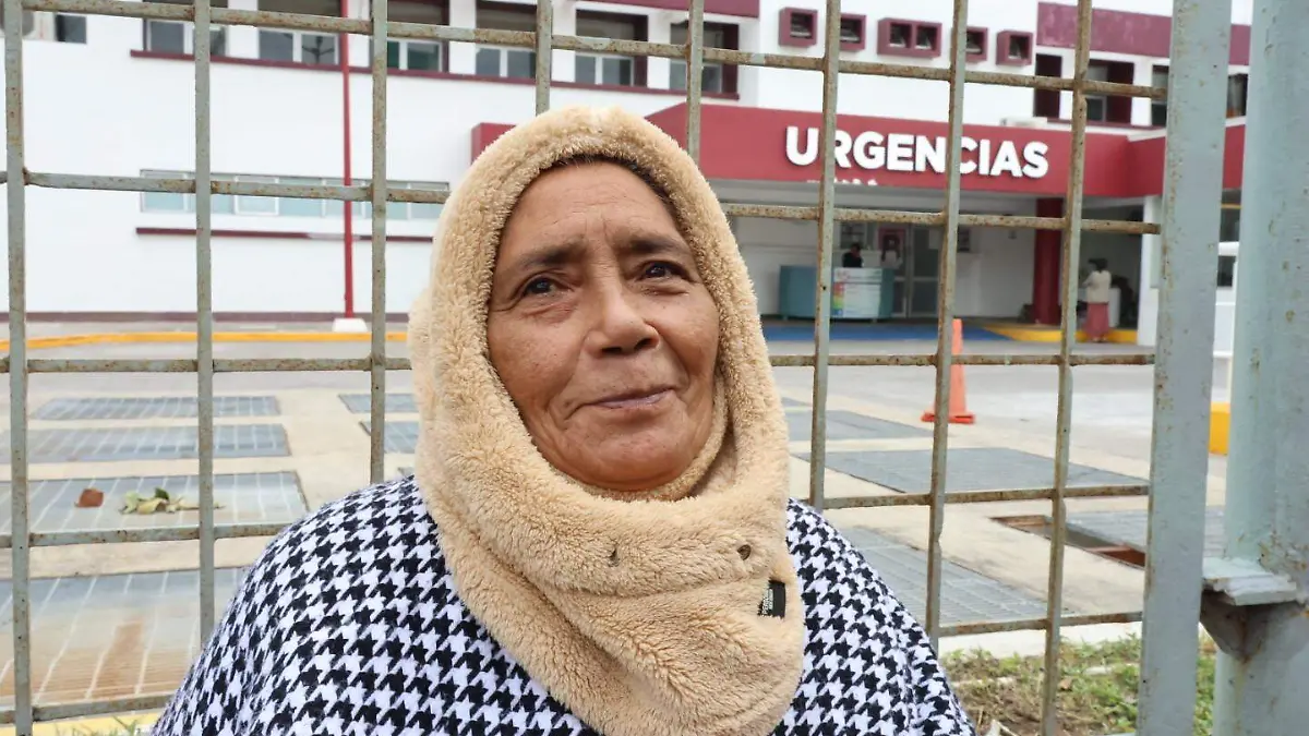 Gente esperando afuera del hospital general de Veracruz 