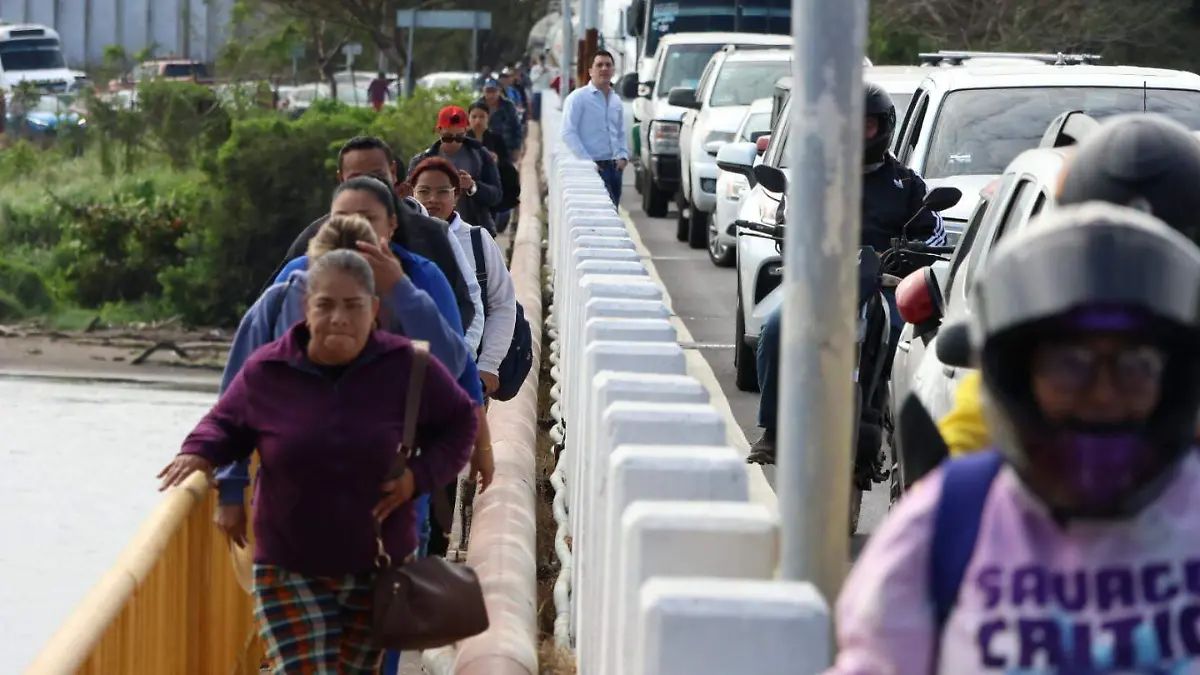 Bloqueo de padres de familia genera conato de bronca en el puente de Boca del Río