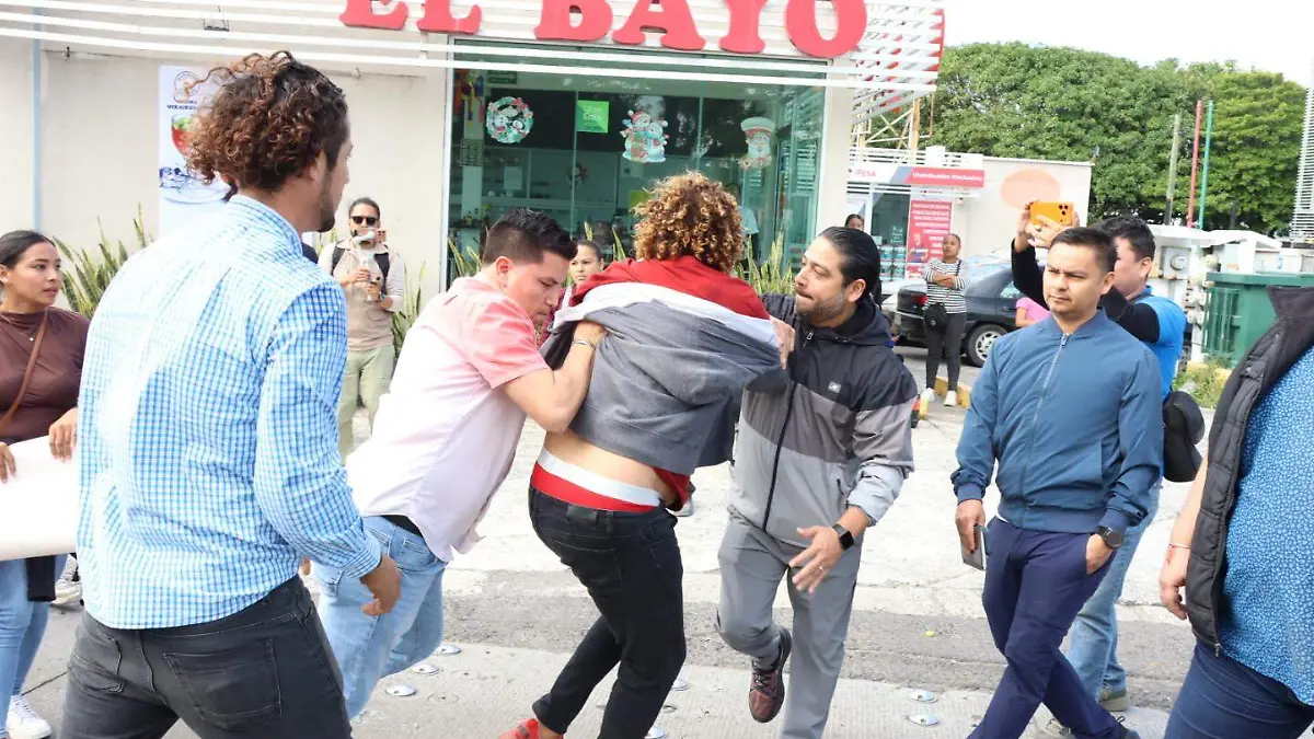 Bloqueo de padres de familia genera conato de bronca en el puente de Boca del Río