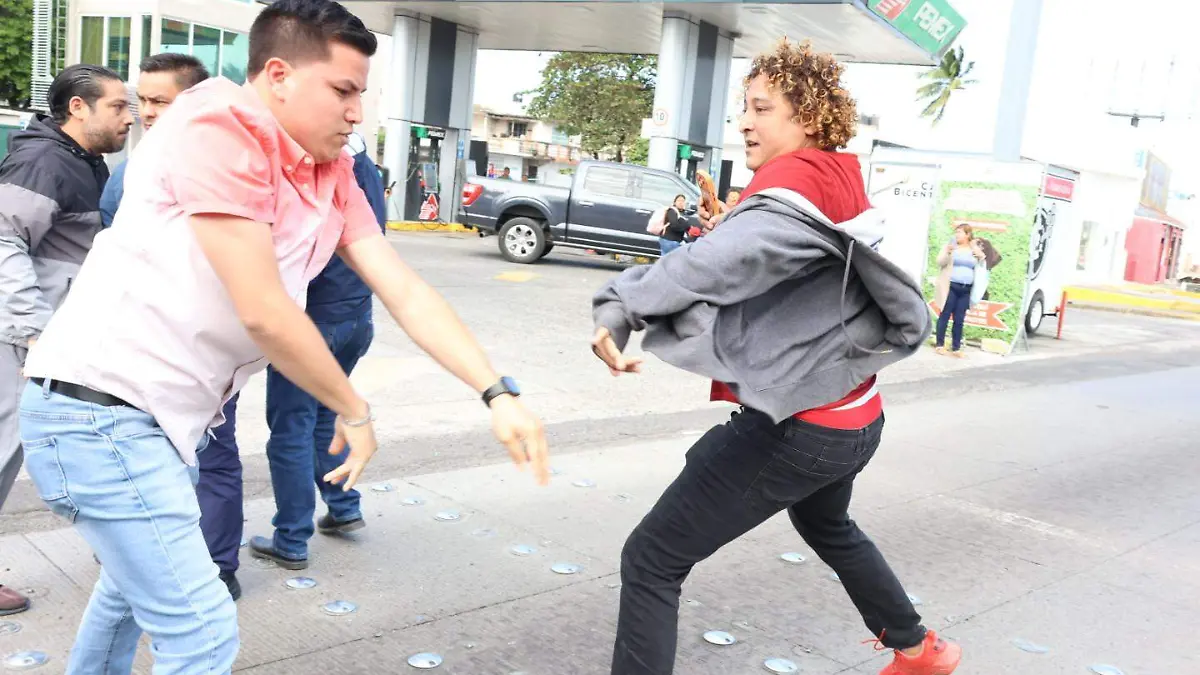 Bloqueo de puente boca del río empujones 5