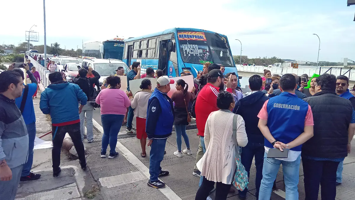 Bloqueo de padres de familia genera conato de bronca en el puente de Boca del Río