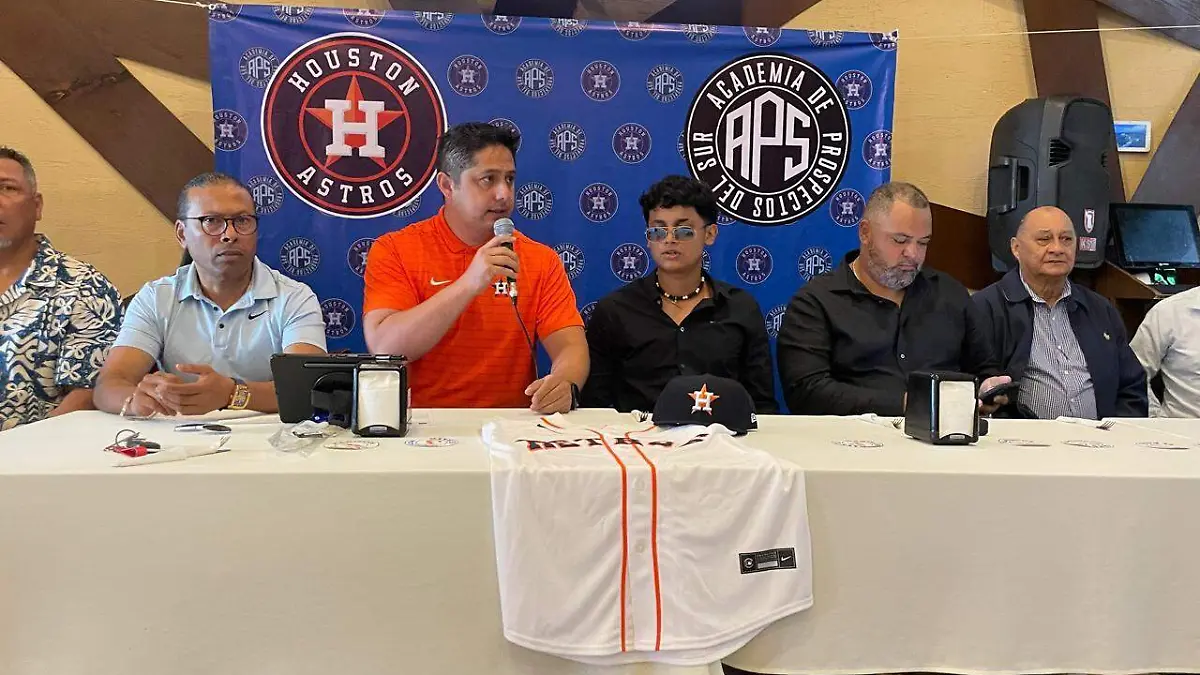 Pitcher Maximiliano Villanueva firma con Astros de Houston