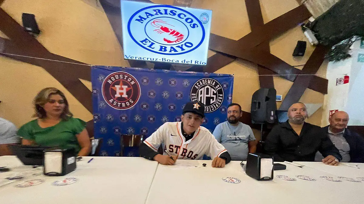 Pitcher Maximiliano Villanueva firma con Astros de Houston